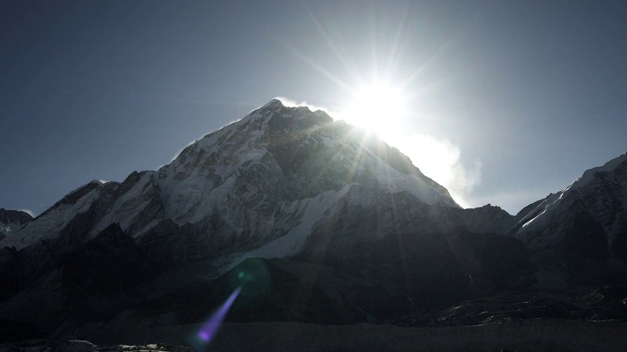 日出间隔拍摄。灿烂的太阳升腾，极光，辉映在雪山峰顶视频素材