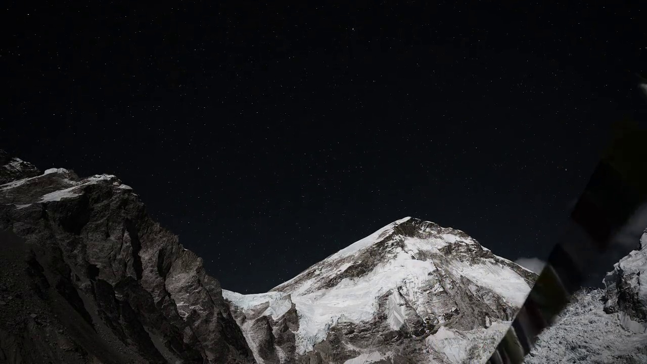 非常棒的间隔拍摄。黑暗的阴影覆盖宏伟的雪峰。夜幕降临高地视频下载