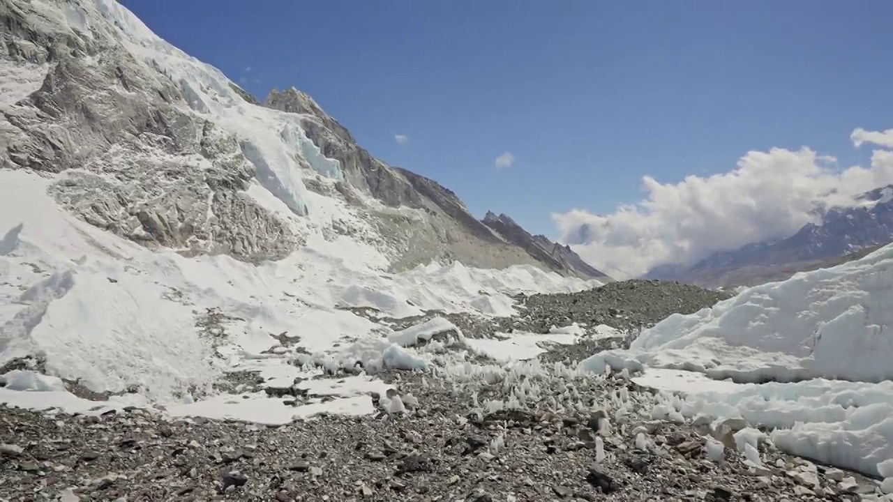 阳光下是雪山。珠峰大本营全景。昆布冰川。视频素材