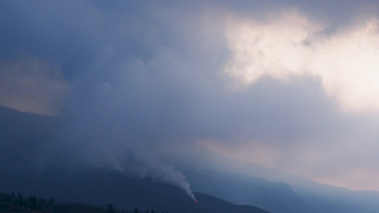 火山喷发。俯瞰康伯维哈火山，浓烟和熔岩柱从主锥中喷出。视频素材