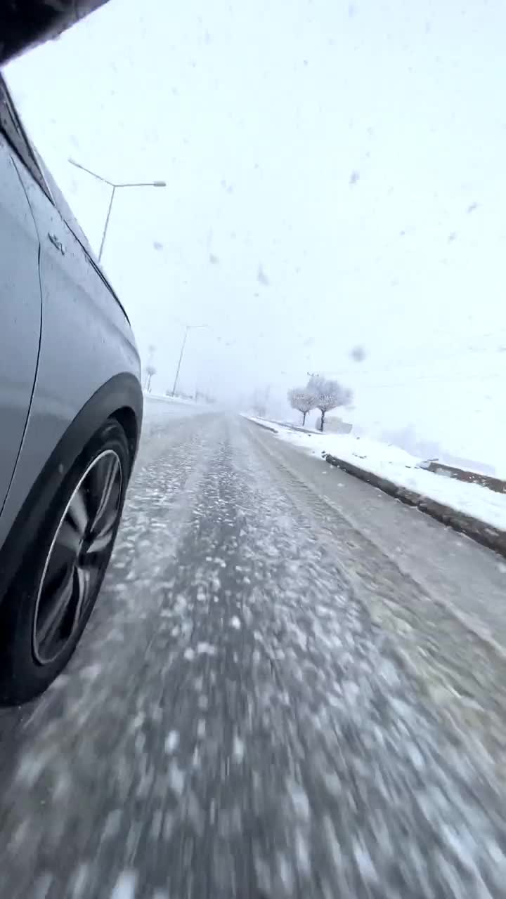 汽车在雪地里行驶视频素材