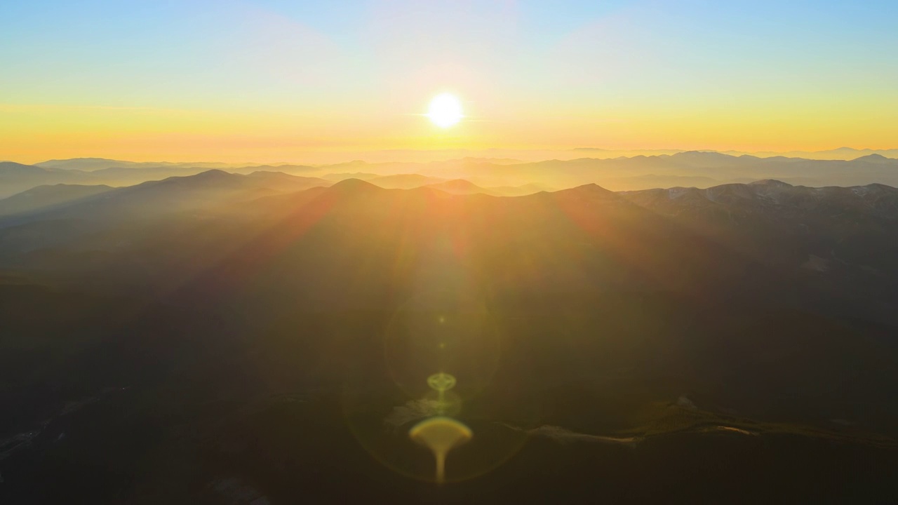 美丽的山脉全景与朦胧的山峰和雾蒙蒙的山谷在日落视频素材