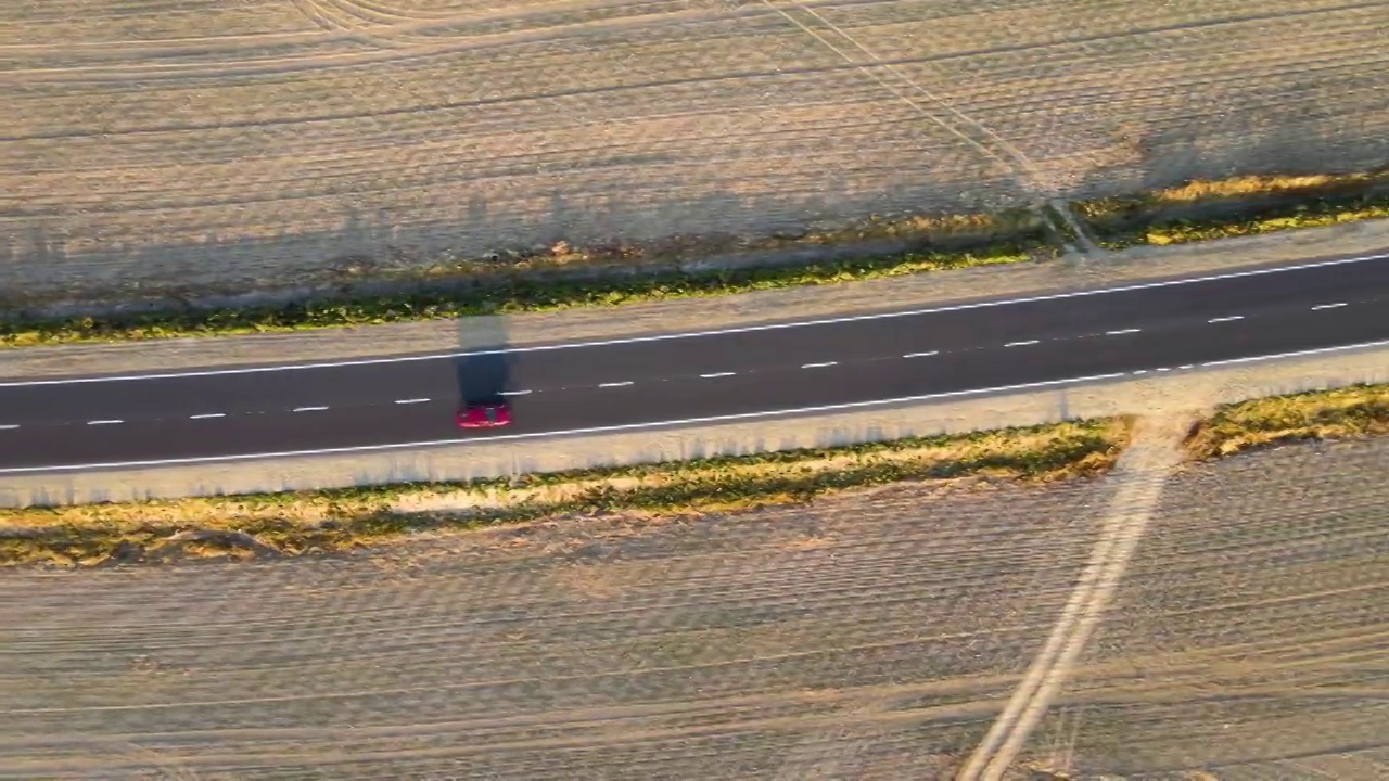 货运卡车在公路上运输货物的鸟瞰图。送货运输和物流概念视频素材