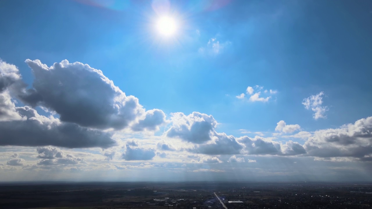 从飞机窗口俯瞰，高空的地面上覆盖着白色蓬松的积云视频素材