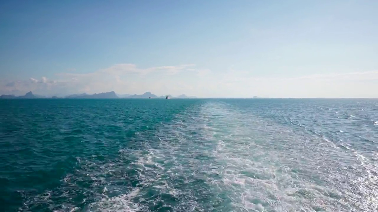 在海上，一艘大船后面的尾流轨迹。阳光明媚的海洋景观视频素材