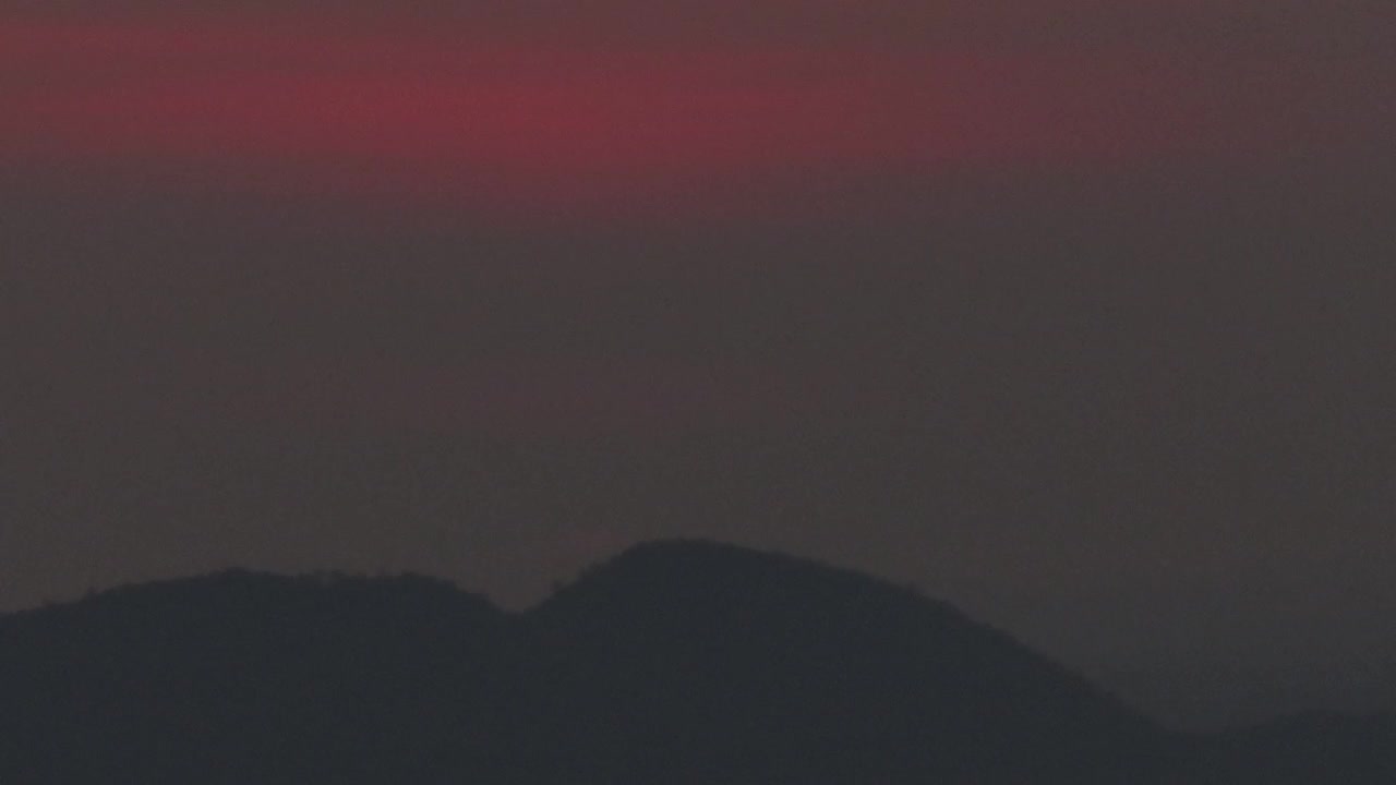 太阳正从山上升起视频素材