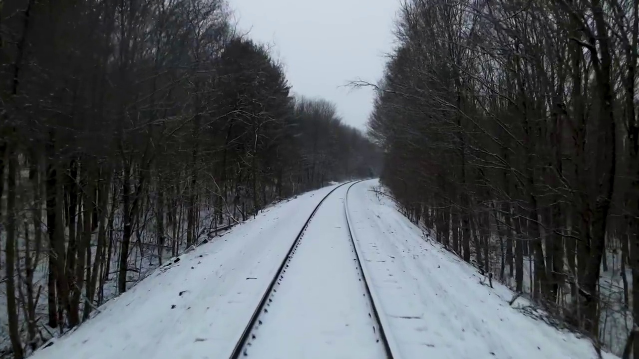 雪地上的铁轨视频素材