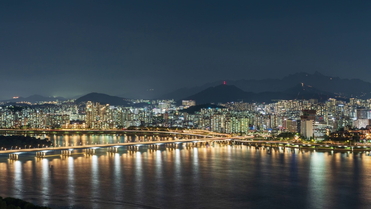 首尔麻浦区汉江、麻浦大桥、江边北路的夜景视频素材