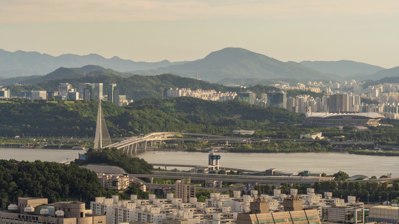 上午和白天——汉江、世界杯大桥、江边北路、世界杯公园、Haneul公园、韩国首尔麻浦区世界杯体育场视频素材