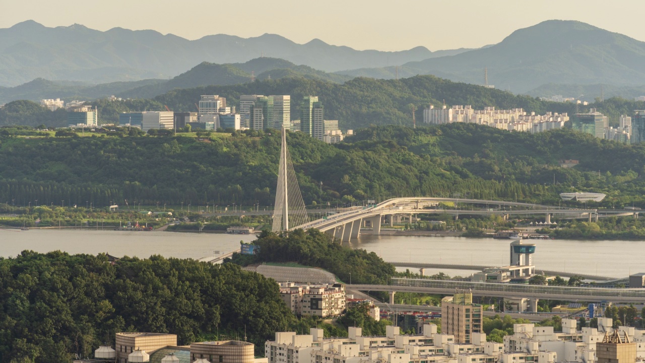 上午和白天——韩国首尔麻浦区汉江、世界杯大桥、江边北路、世界杯公园、Haneul公园视频素材