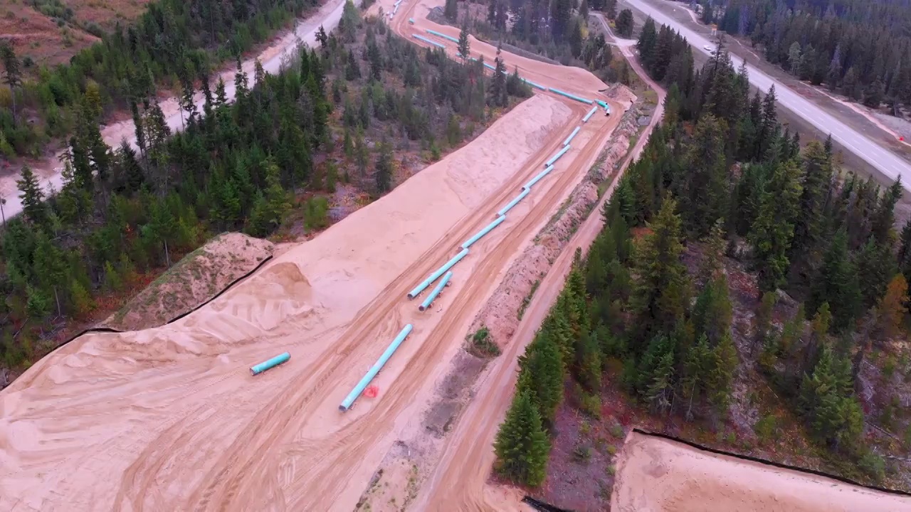 在落基山脉修建管道视频素材