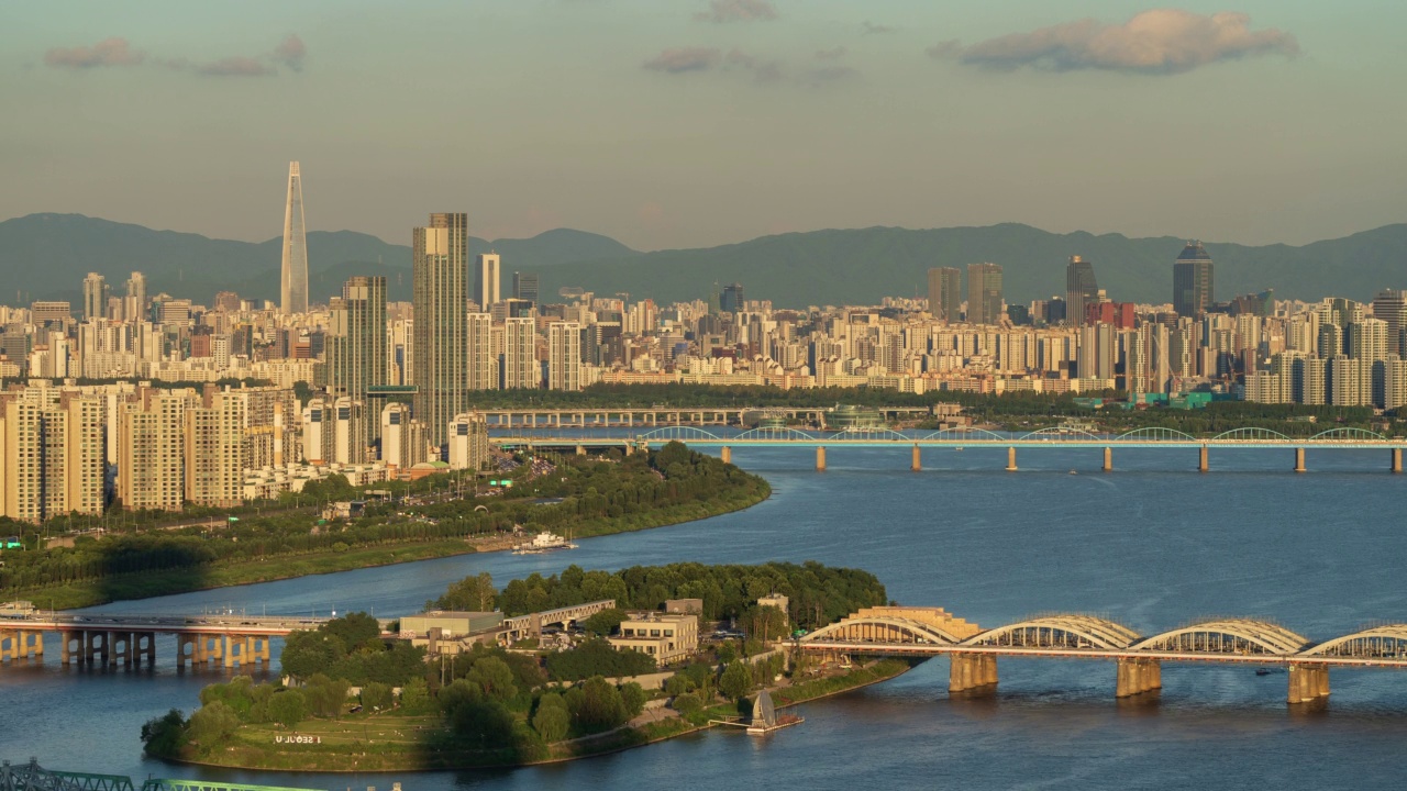 ▽白天=首尔市中心、龙山区、瑞草区、江南区等地的汉江、汉江大桥、铜雀大桥、鹿角岛、江边北路、乐天世界塔等视频素材