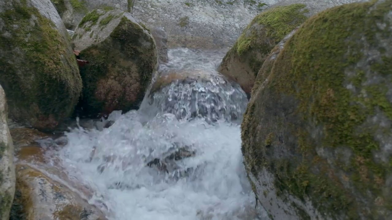 秋水在山林中慢悠悠地流着，树是黄红相间的视频素材