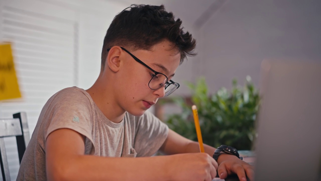 回到学校，在线学习，远程课程，在家教育，男生的技术。孩子们在家做作业视频素材