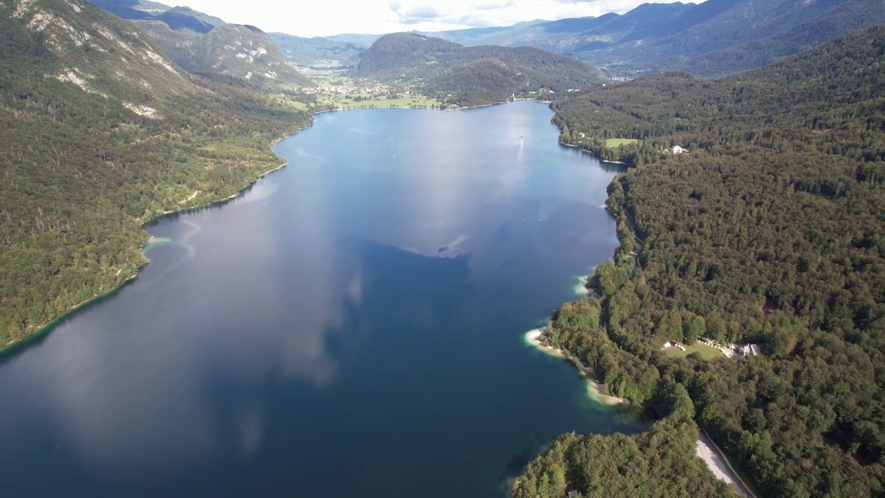 鸟瞰欧洲斯洛文尼亚的Bohinj湖视频素材