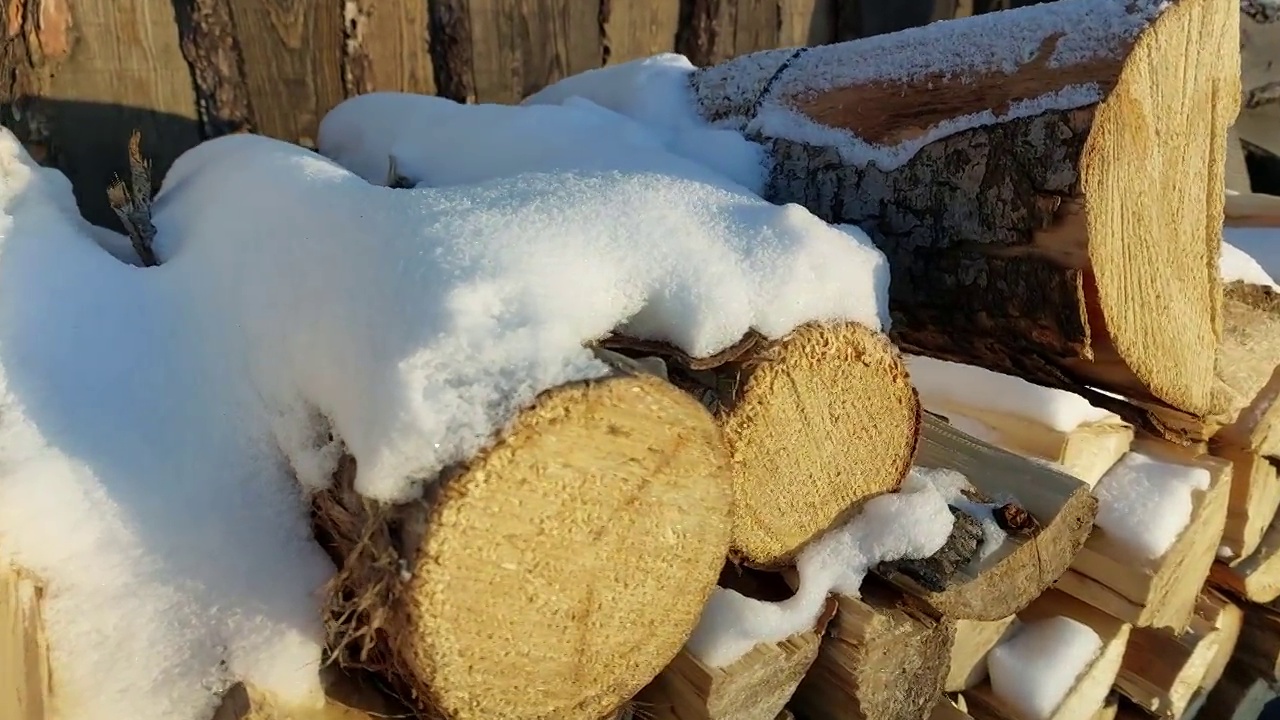 覆盖着雪裂松木的木柴堆视频素材