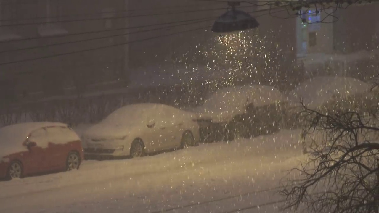 城市夜晚的雪花，街灯照亮的暴风雪，恶劣的天气，视频素材