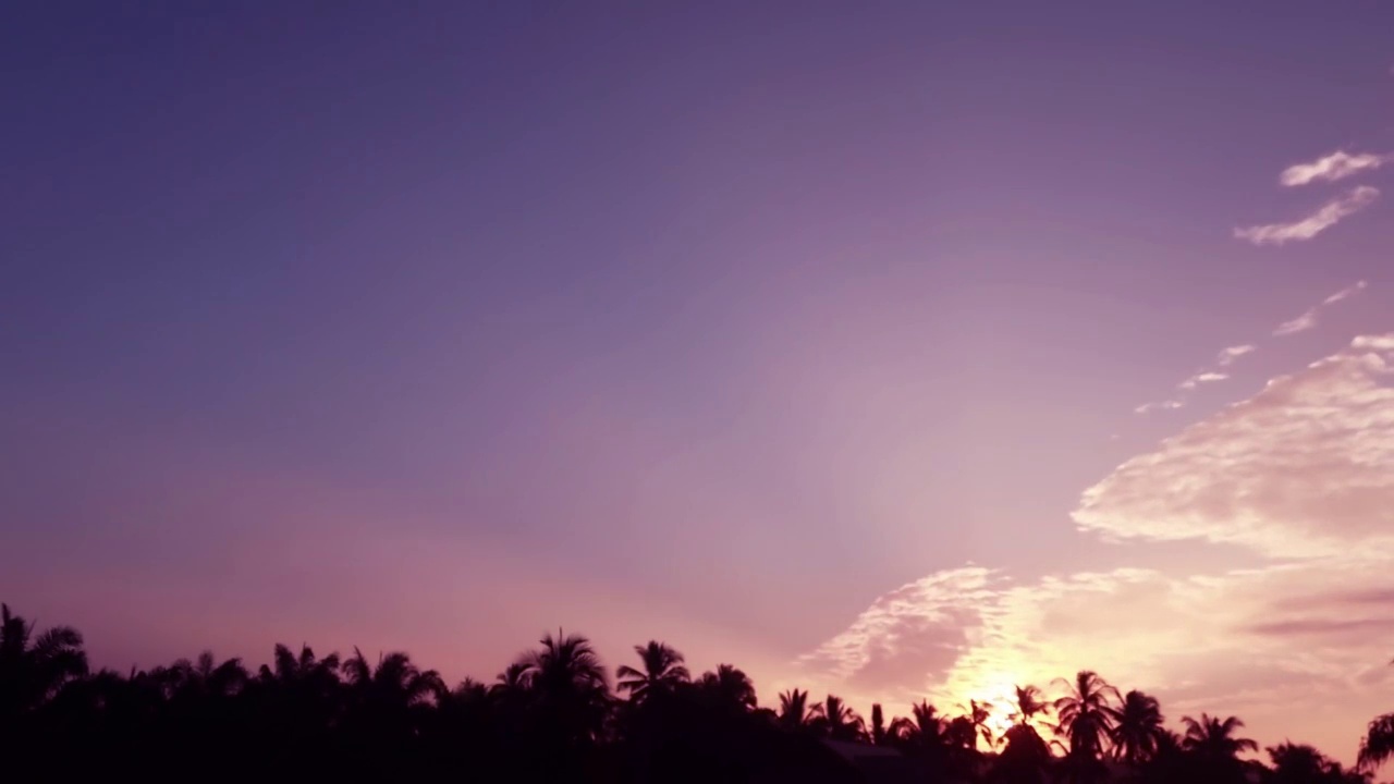 紫红色的天空与明亮的太阳晨曦，光线和阳光闪耀视频素材