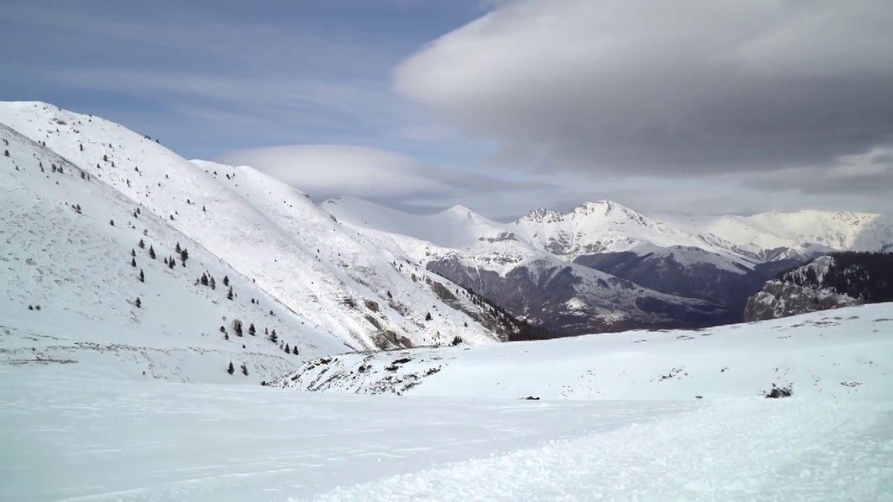 全景俯瞰积雪覆盖的山谷在高山山脉视频素材