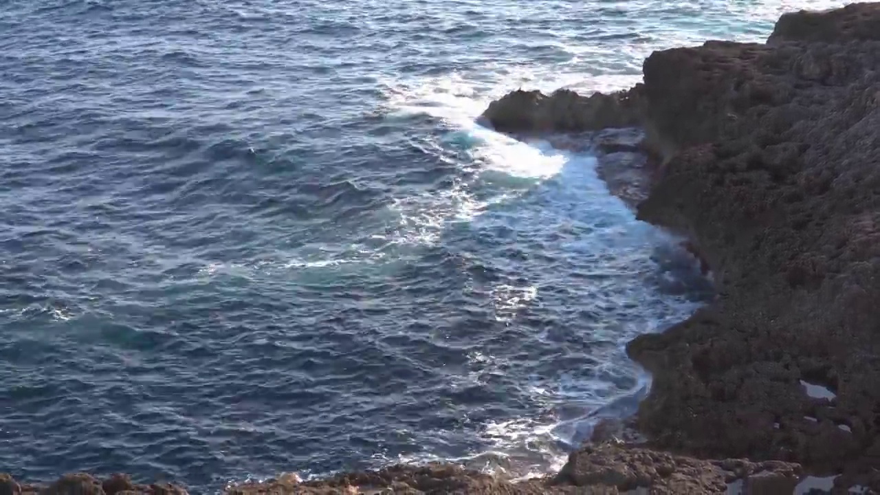 在多云和阳光明媚的冬日里，马略卡岛的岩石海岸。爱定奖。视频素材