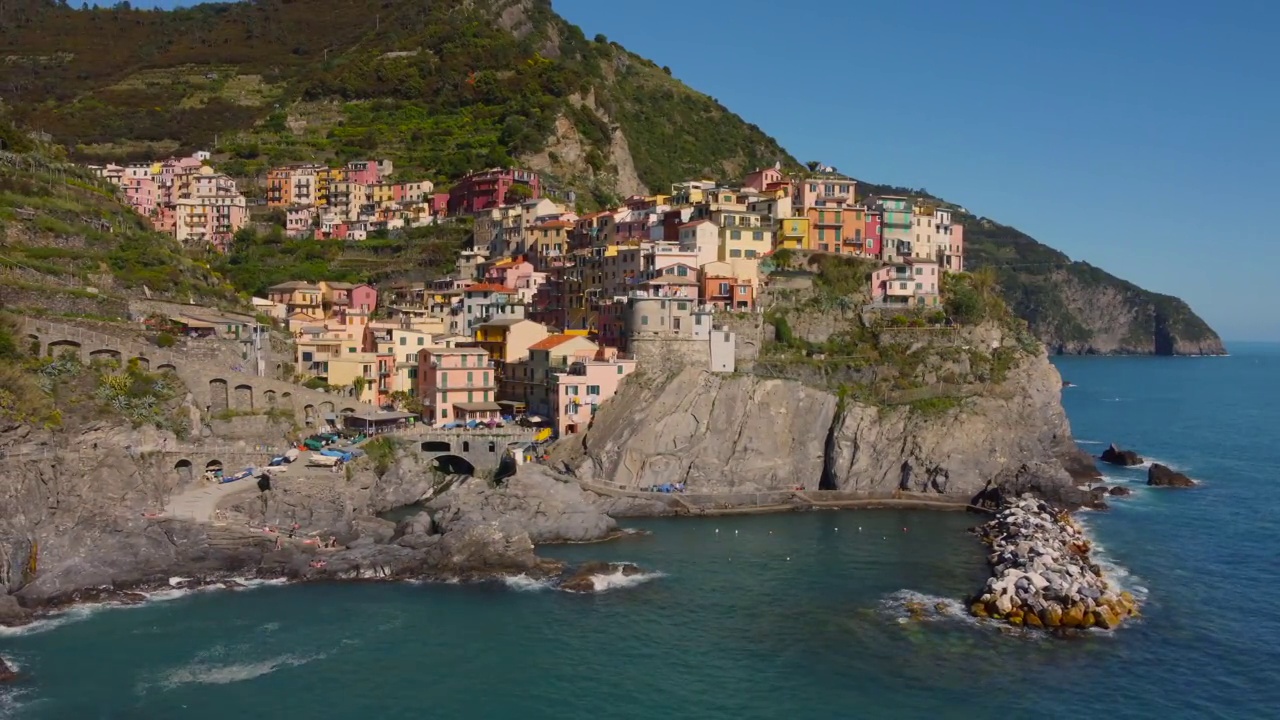 Manarola aerial view在五个国家，利古里亚，意大利。视频素材