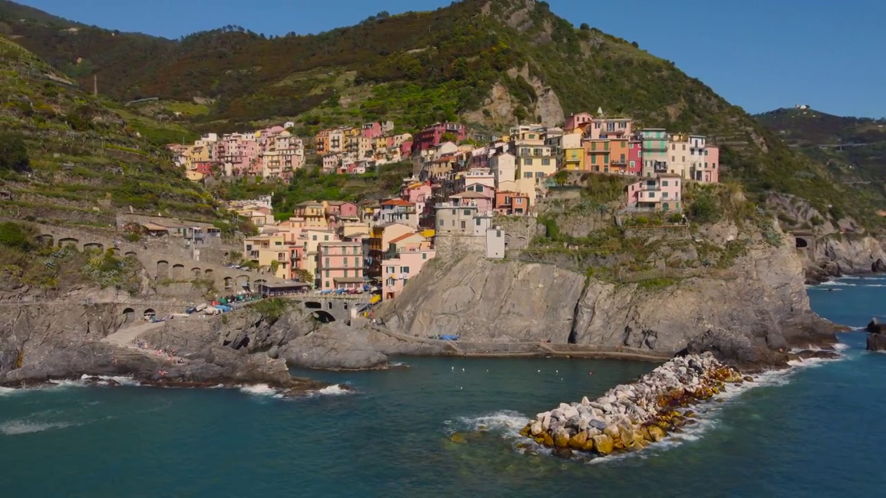 Manarola aerial view在五个国家，利古里亚，意大利。视频素材