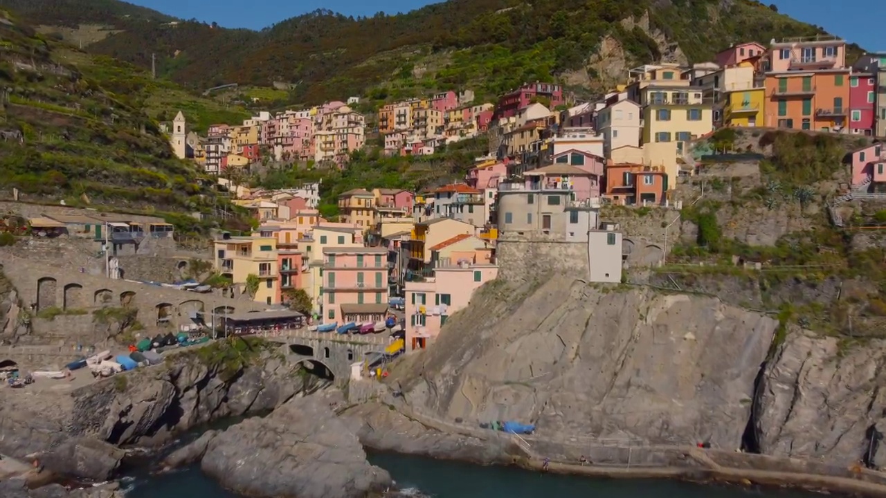 Manarola aerial view在五个国家，利古里亚，意大利。视频素材