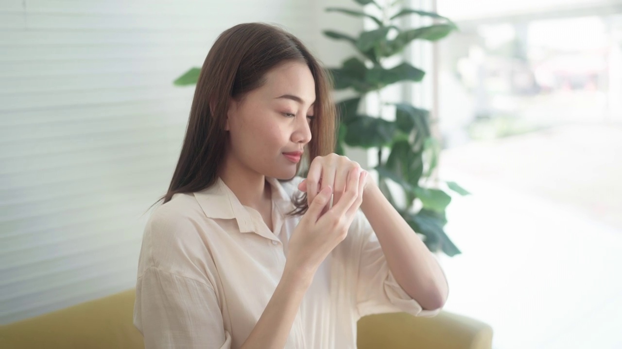 妇女在皮肤上涂面霜。视频素材