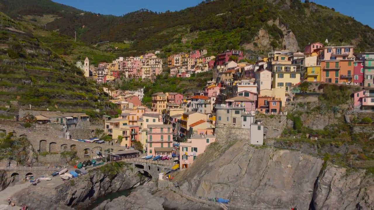 Manarola aerial view在五个国家，利古里亚，意大利。视频素材