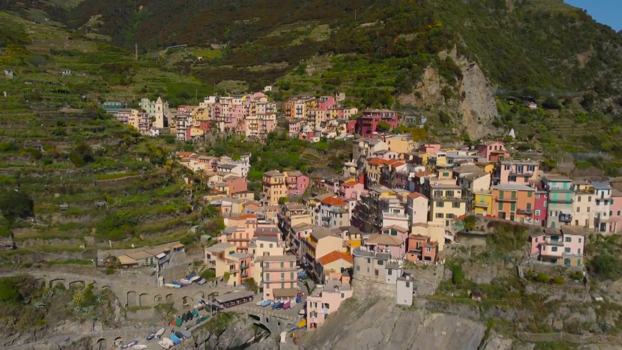 Manarola aerial view在五个国家，利古里亚，意大利。视频素材