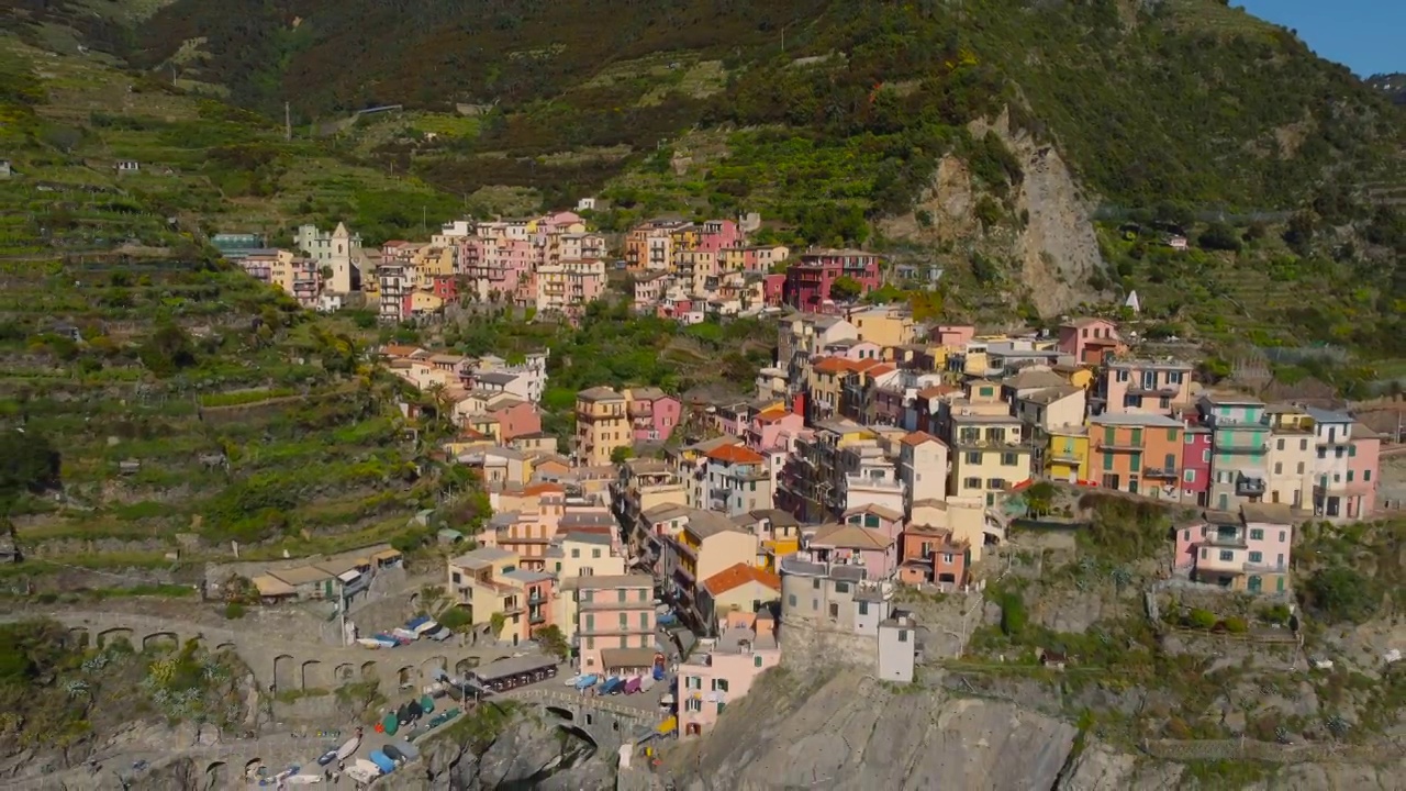 Manarola aerial view在五个国家，利古里亚，意大利。视频素材