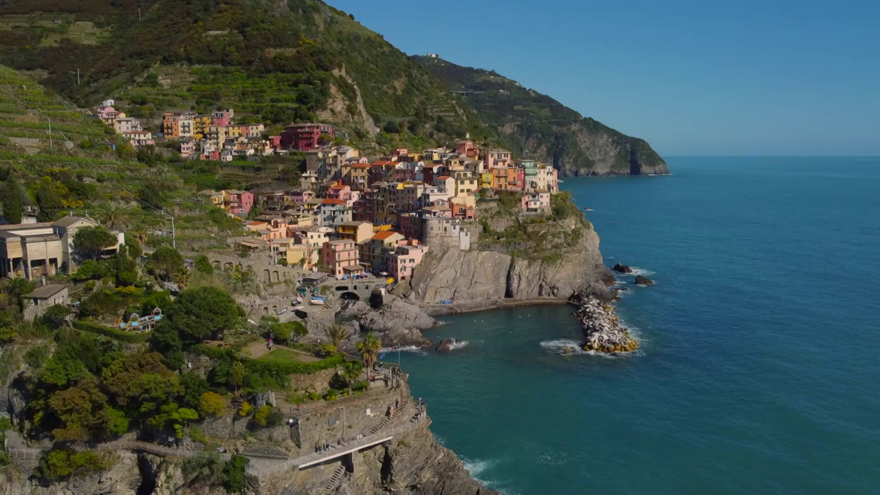 Manarola aerial view在五个国家，利古里亚，意大利。视频素材