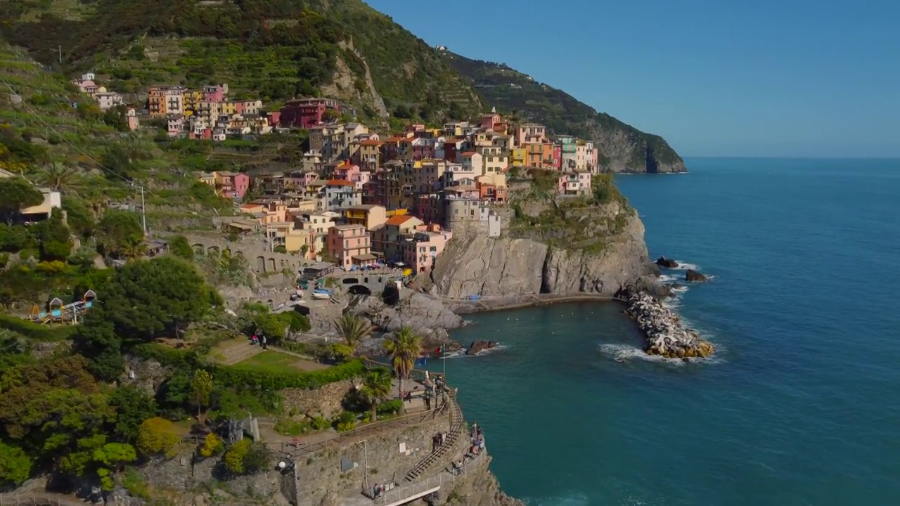 Manarola aerial view在五个国家，利古里亚，意大利。视频素材