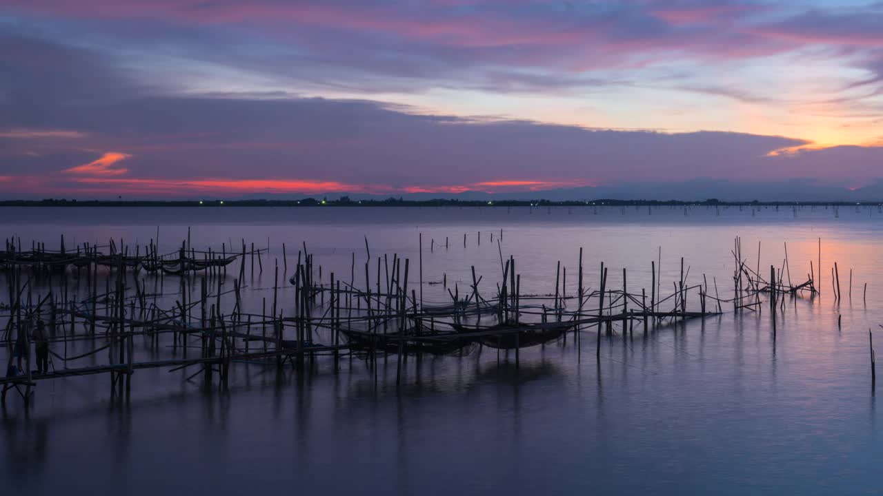 泰国，宋卡省，宋卡湖，渔场夕阳和移动的天空视频素材