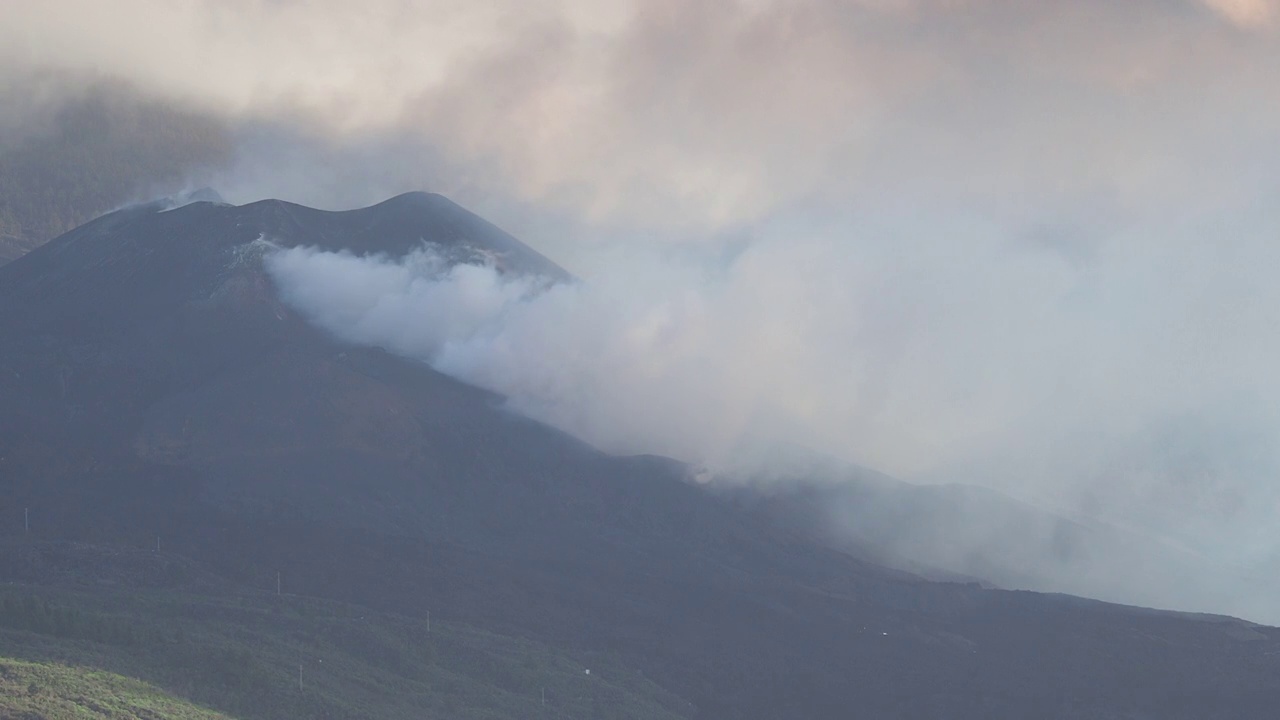 火山喷发。俯瞰康伯维哈火山，浓烟和熔岩柱从主锥中喷出。视频素材