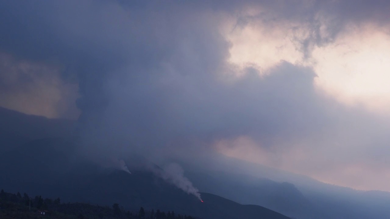 火山喷发。俯瞰康伯维哈火山，浓烟和熔岩柱从主锥中喷出。视频素材