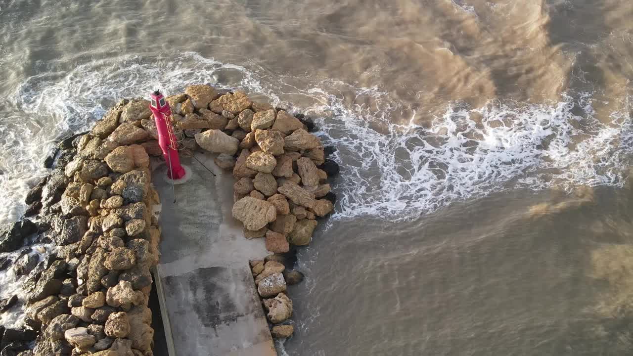 暴风雨期间沿海岸的灯塔。无人机鸟瞰图视频素材