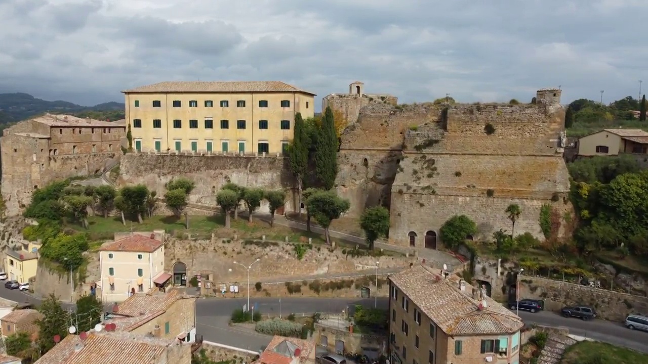 意大利托斯卡纳(Toscana)的索拉诺中世纪城镇鸟瞰图视频素材