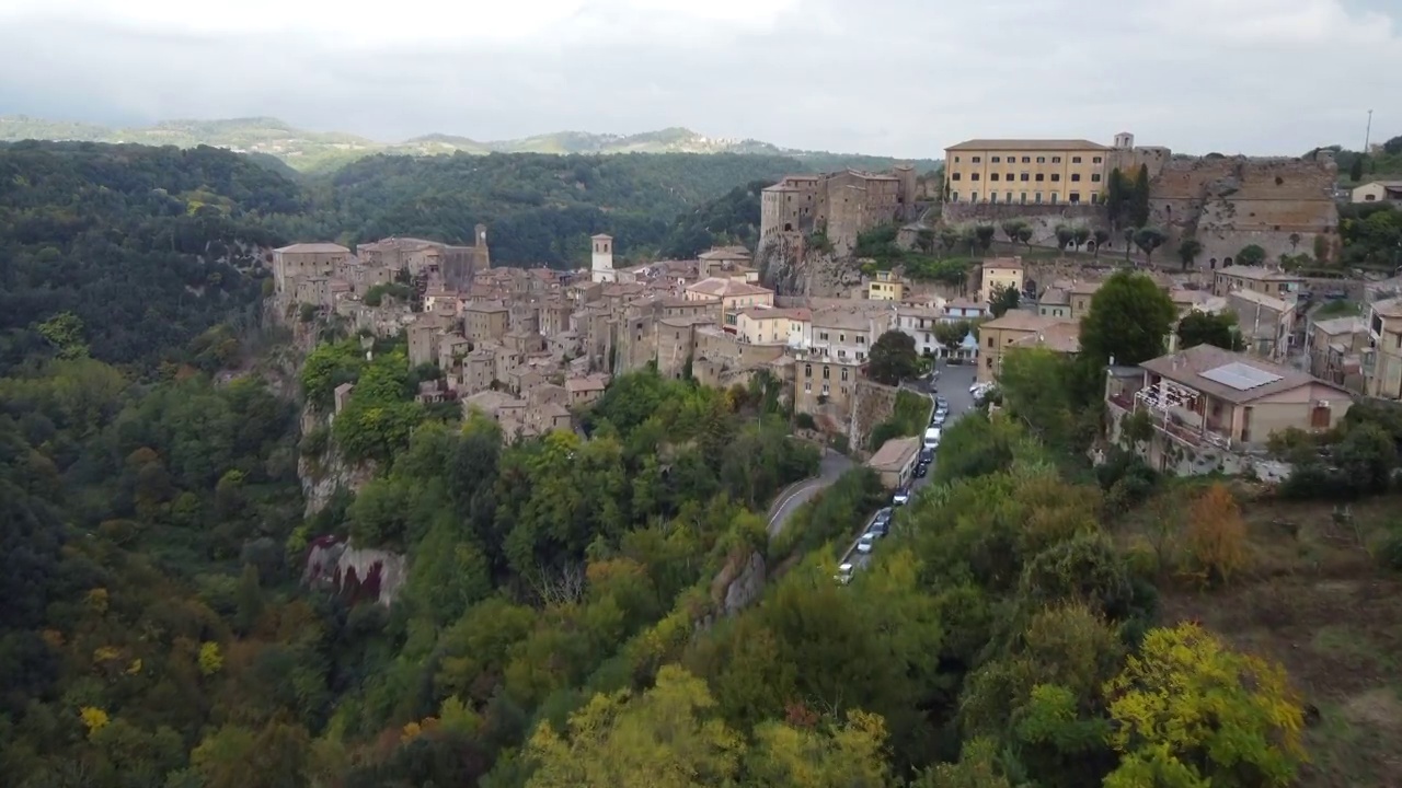 意大利托斯卡纳(Toscana)的索拉诺中世纪城镇鸟瞰图视频素材