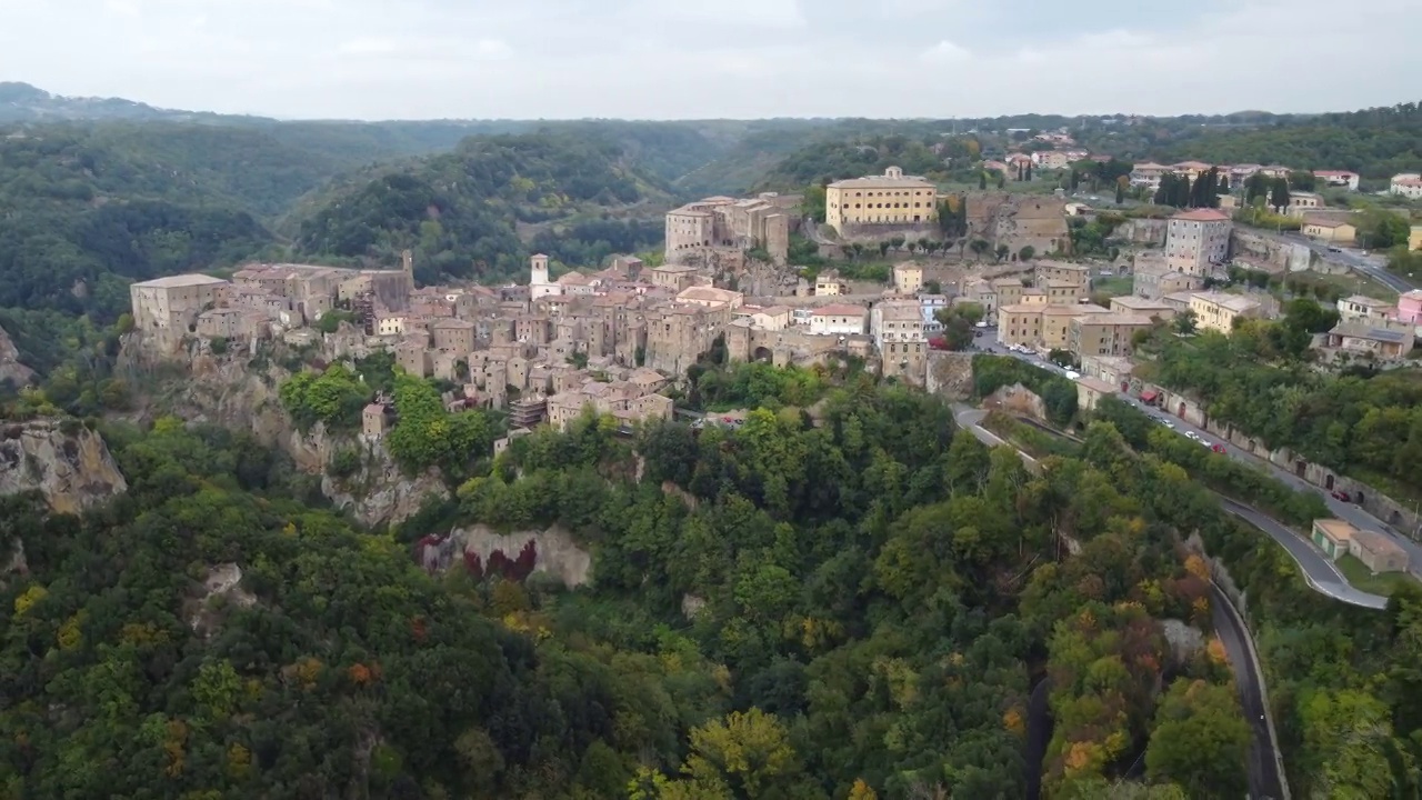 意大利托斯卡纳(Toscana)的索拉诺中世纪城镇鸟瞰图视频素材