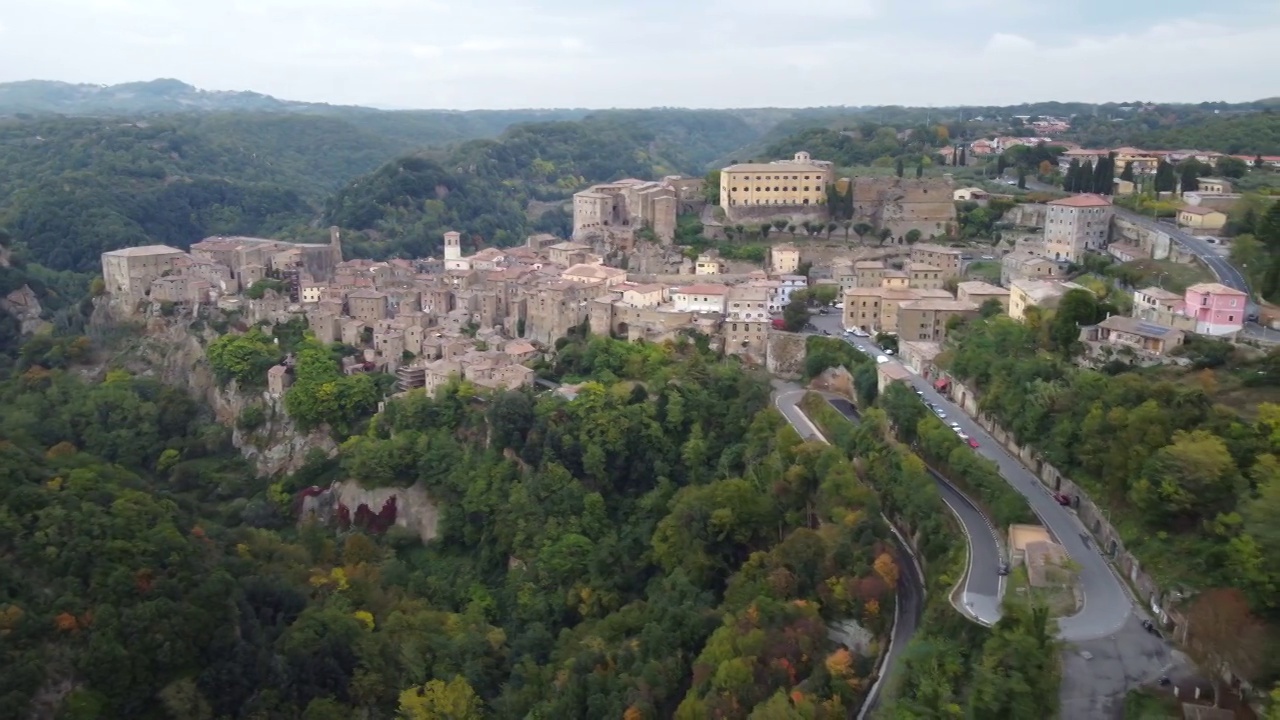 意大利托斯卡纳(Toscana)的索拉诺中世纪城镇鸟瞰图视频素材