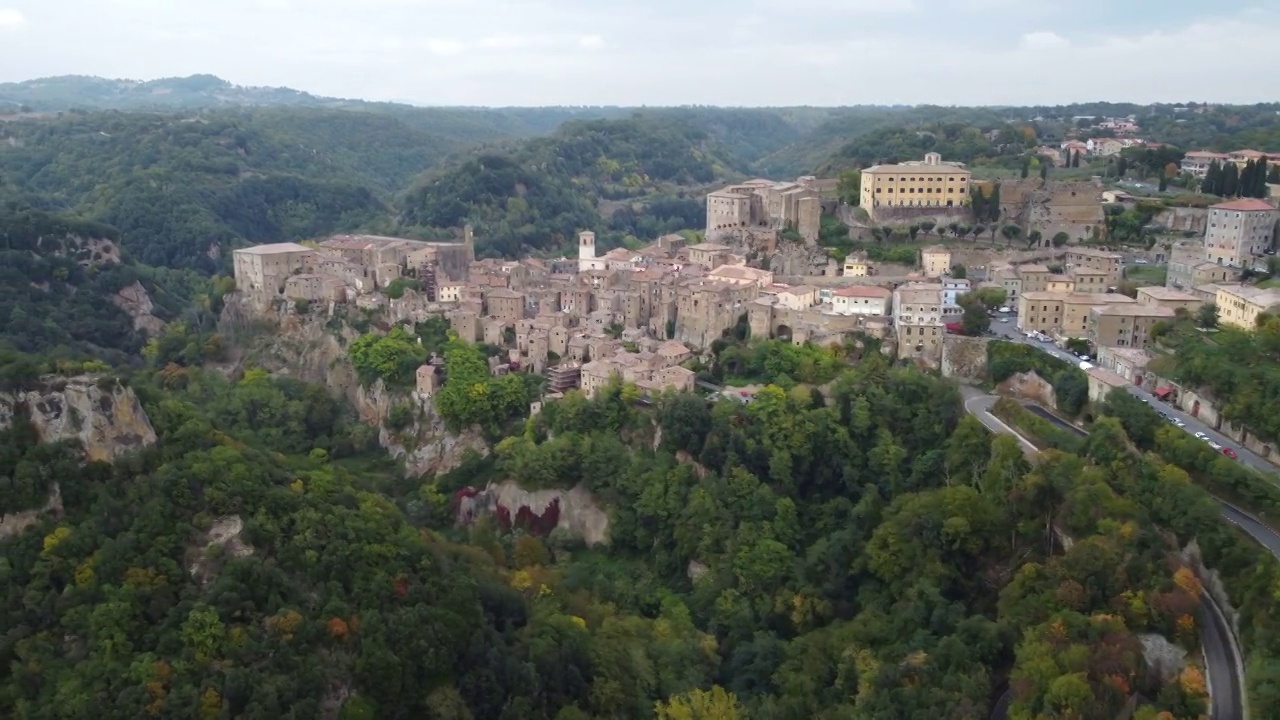 意大利托斯卡纳(Toscana)的索拉诺中世纪城镇鸟瞰图视频素材