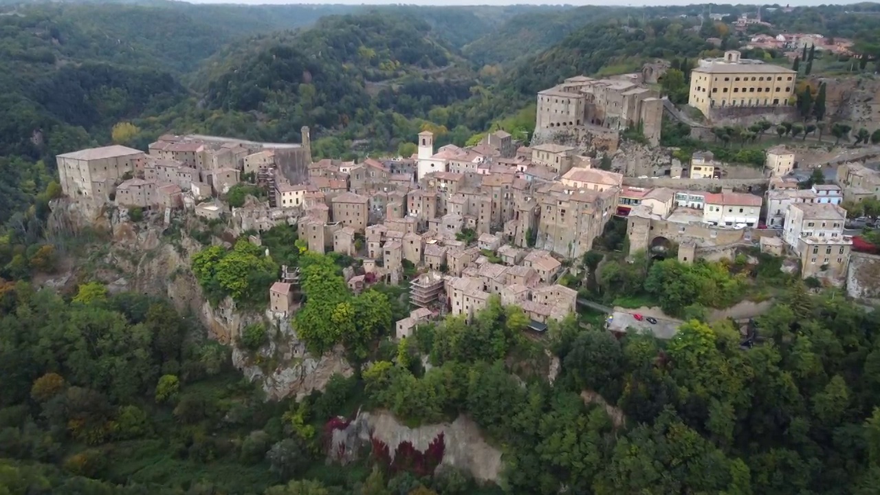 意大利托斯卡纳(Toscana)的索拉诺中世纪城镇鸟瞰图视频素材