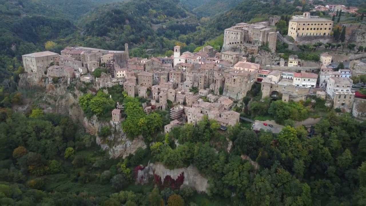 意大利托斯卡纳(Toscana)的索拉诺中世纪城镇鸟瞰图视频素材