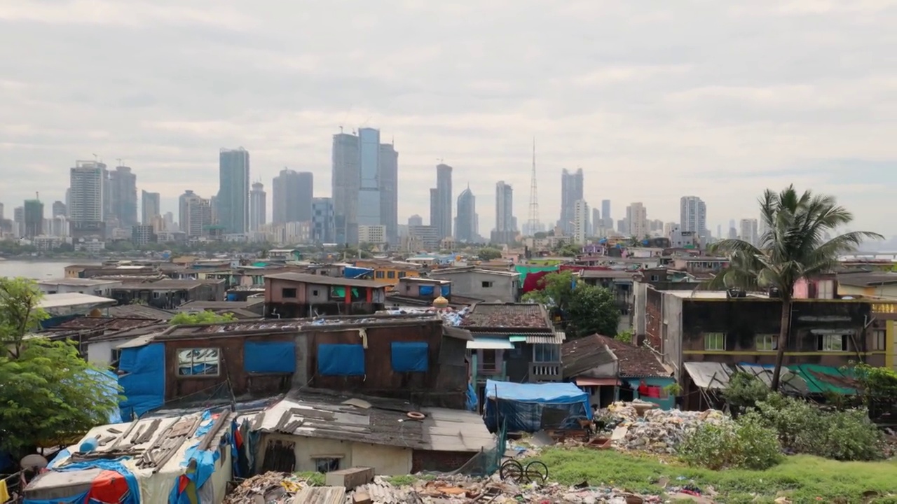 Mahalaxmi Dhobi Ghat是印度孟买的一家露天洗衣店。这些被称为“多比斯”(dhobi)的洗衣工在露天工作，从孟买的酒店和医院清洗衣服和亚麻制品。视频素材