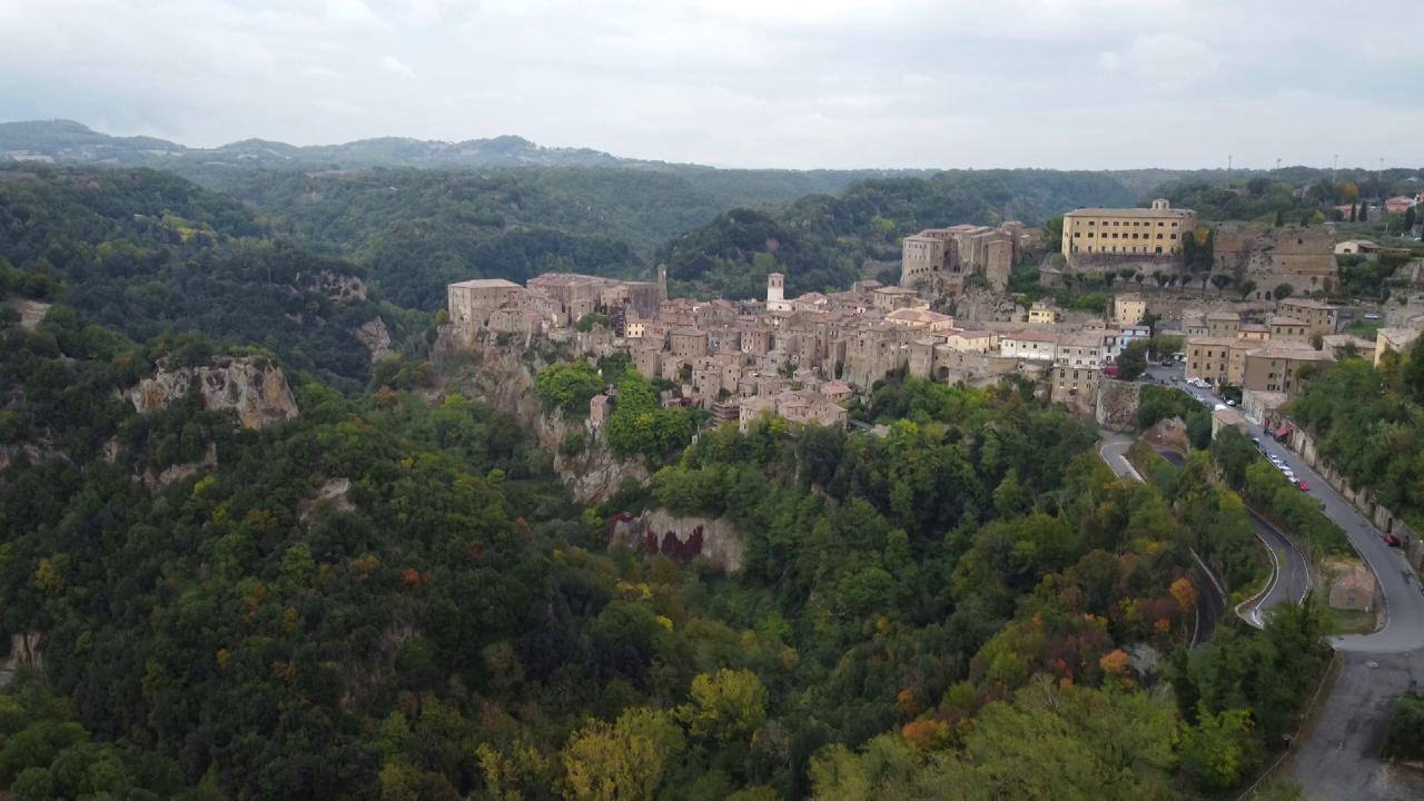 意大利托斯卡纳(Toscana)的索拉诺中世纪城镇鸟瞰图视频素材