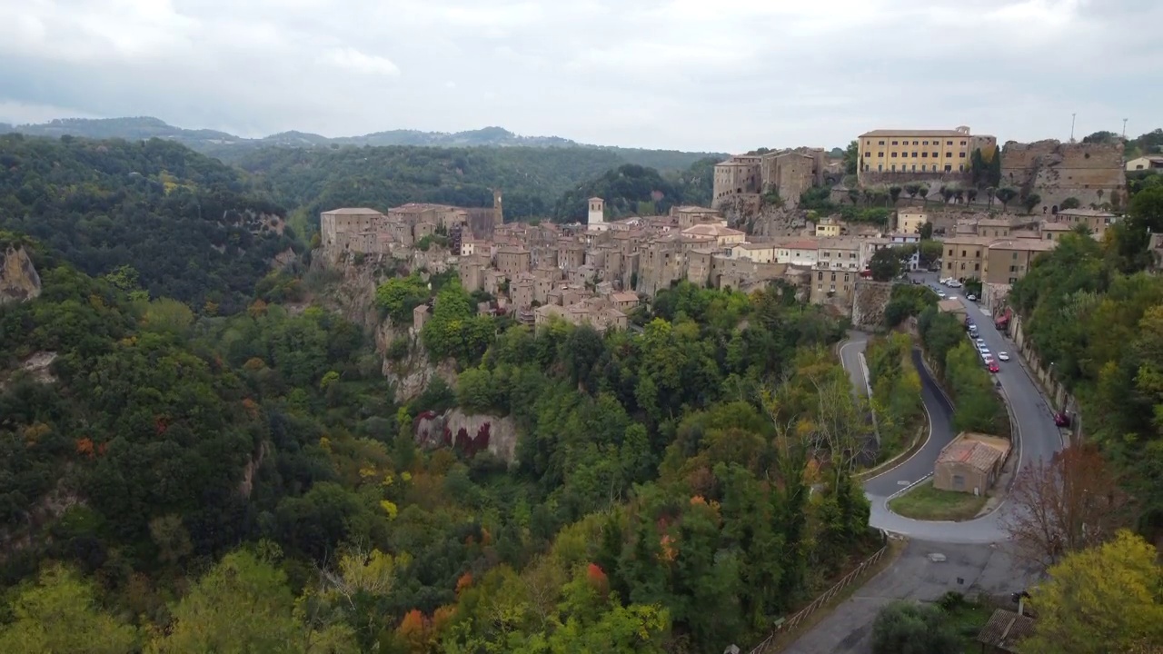 意大利托斯卡纳(Toscana)的索拉诺中世纪城镇鸟瞰图视频素材