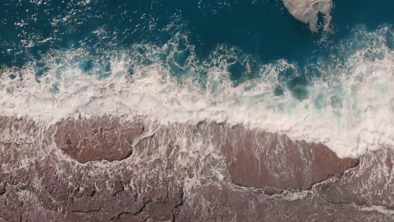 美丽的海浪。夏天的海景。海浪拍打着海滩。俯瞰宏伟的自然景观。海浪飞溅，创造白色泡沫纹理。暑假视频素材