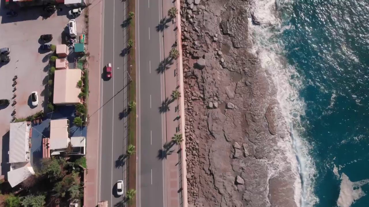 沿海公路。沿海高速公路和高速公路。沙滩海景。海滩场景。高速公路和高速公路海岸公路行驶车辆视频素材