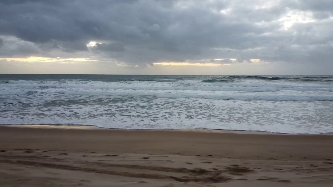 海滩日落时视频素材